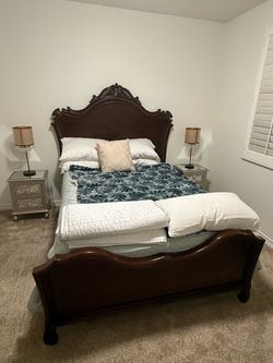 Queen bed with Mattress!!!