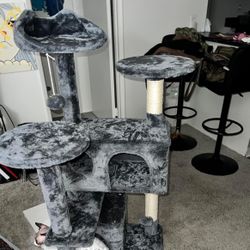 Cat Tree/Scratching Post / Rest 