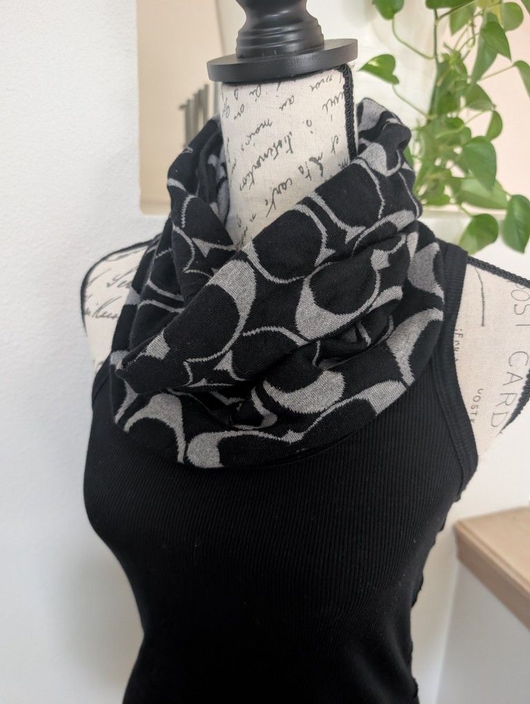 EUC Coach Signature "C" Snood/Neck Scarf - Black/Gray, Reversible (?)