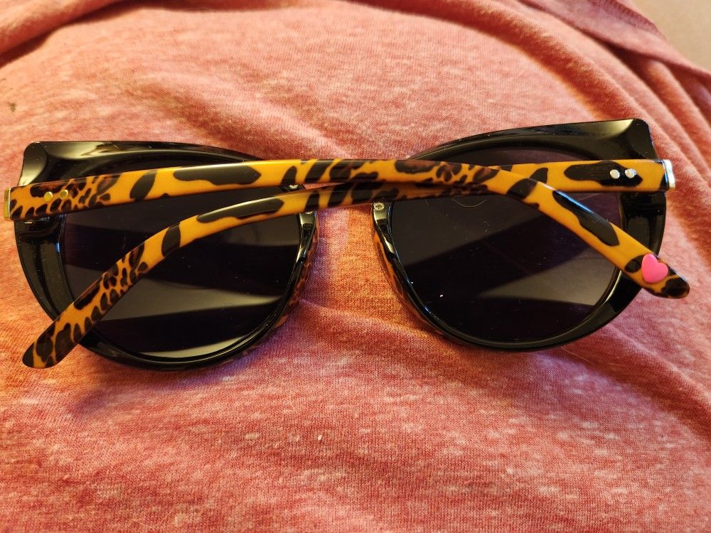 NWT BETSEY JOHNSON SUNGLASSES $5 Mesa🕶️