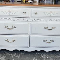 Beautiful solid wood white dresser! L50xD18xH30”very good condition!