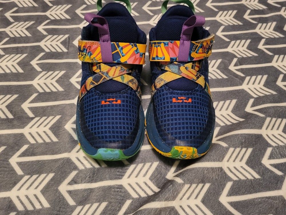 Nike LEBRON WITNESS VII