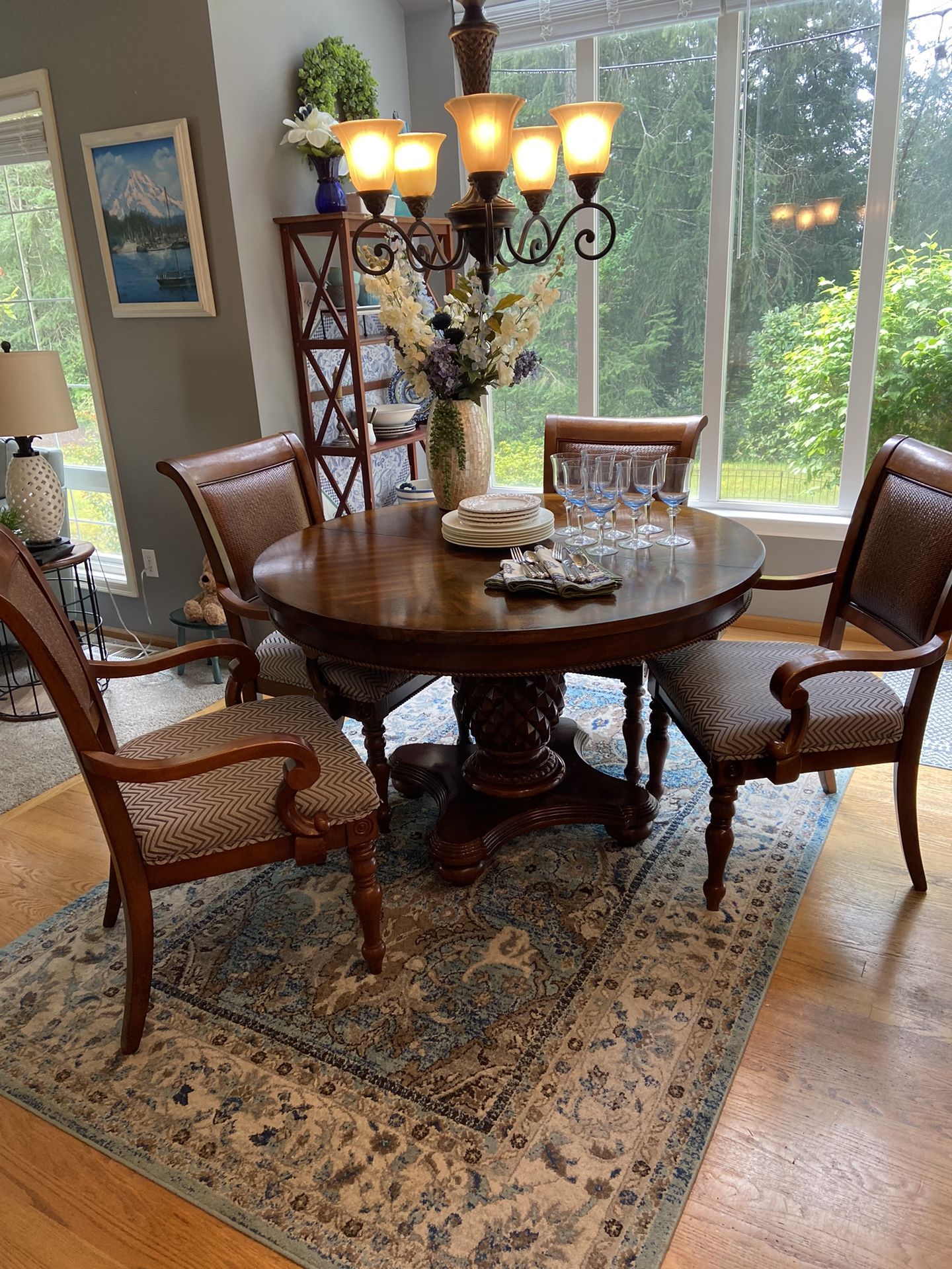Round Dining Table And Chairs, Bonus Lamp