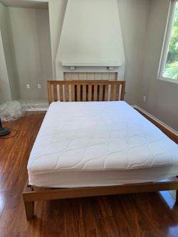 Queen bed with matrass. In good condition.