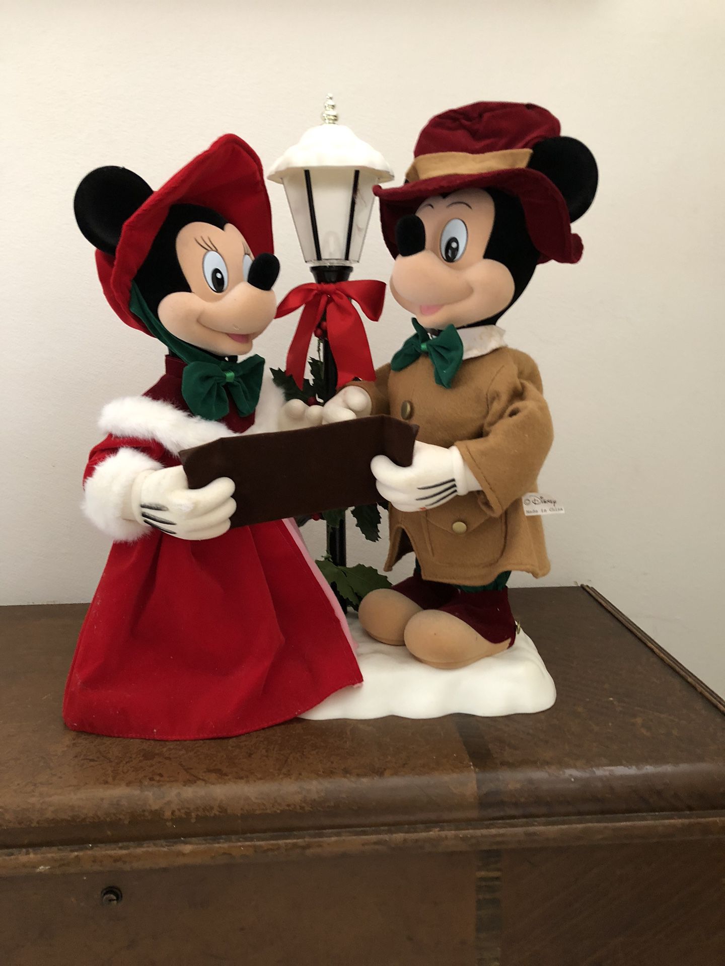 Disney Mickey Minnie Mouse Christmas Carolers 