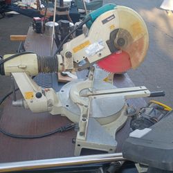 Makita Dual Bevel Compound Miter Saw