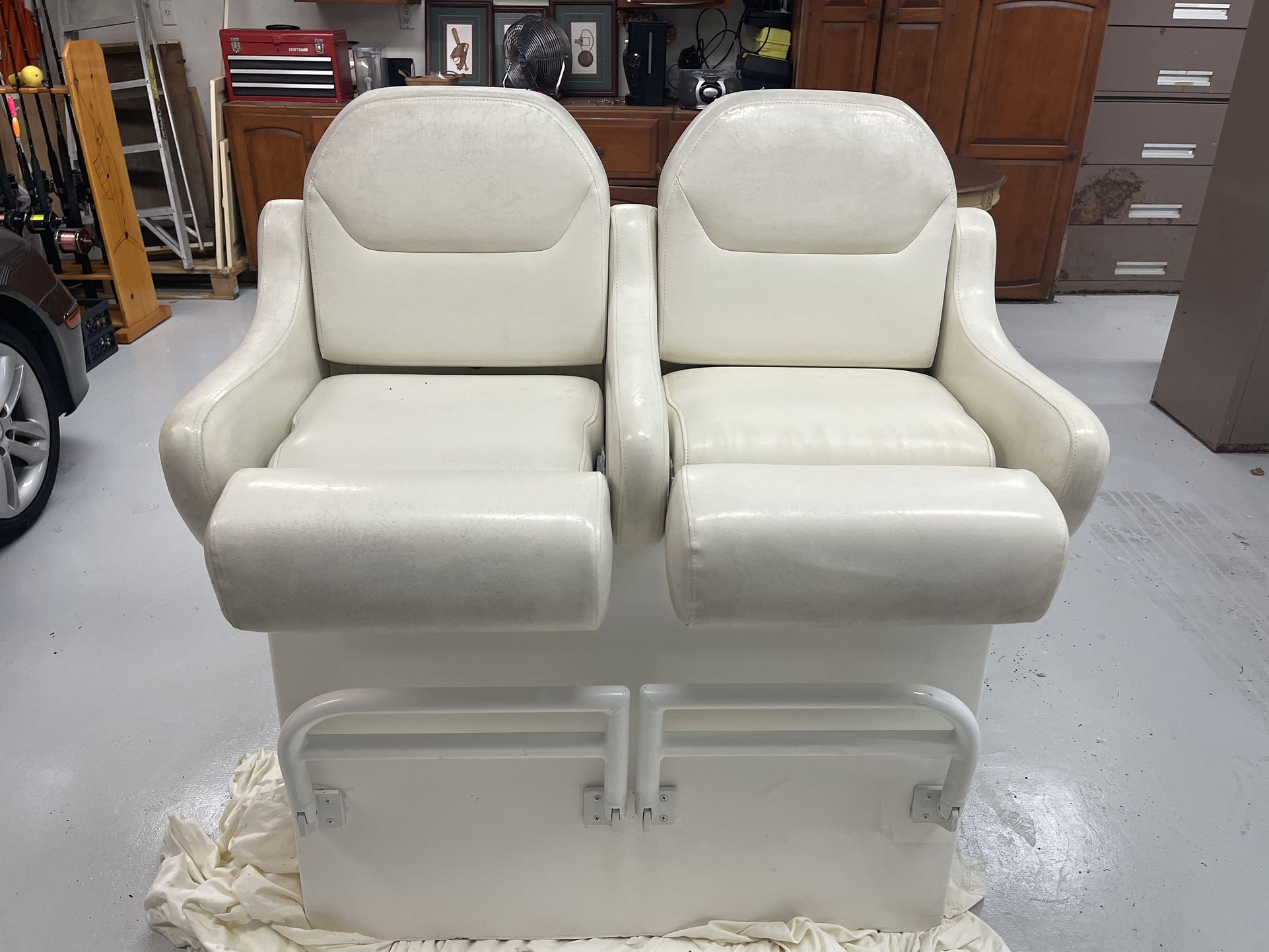 Competition Leaning Post w/ Live Well & Captains Chairs