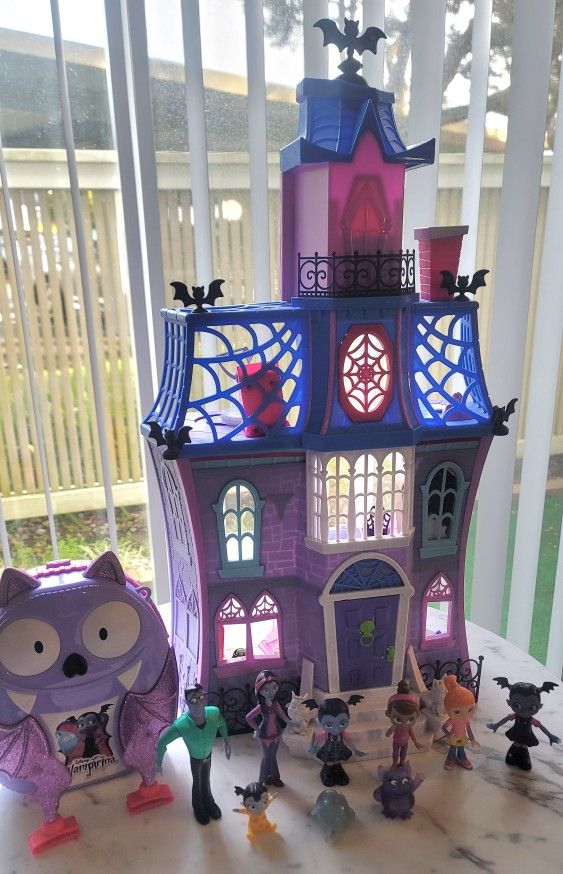 Vampirina Castle, Characters and Bag