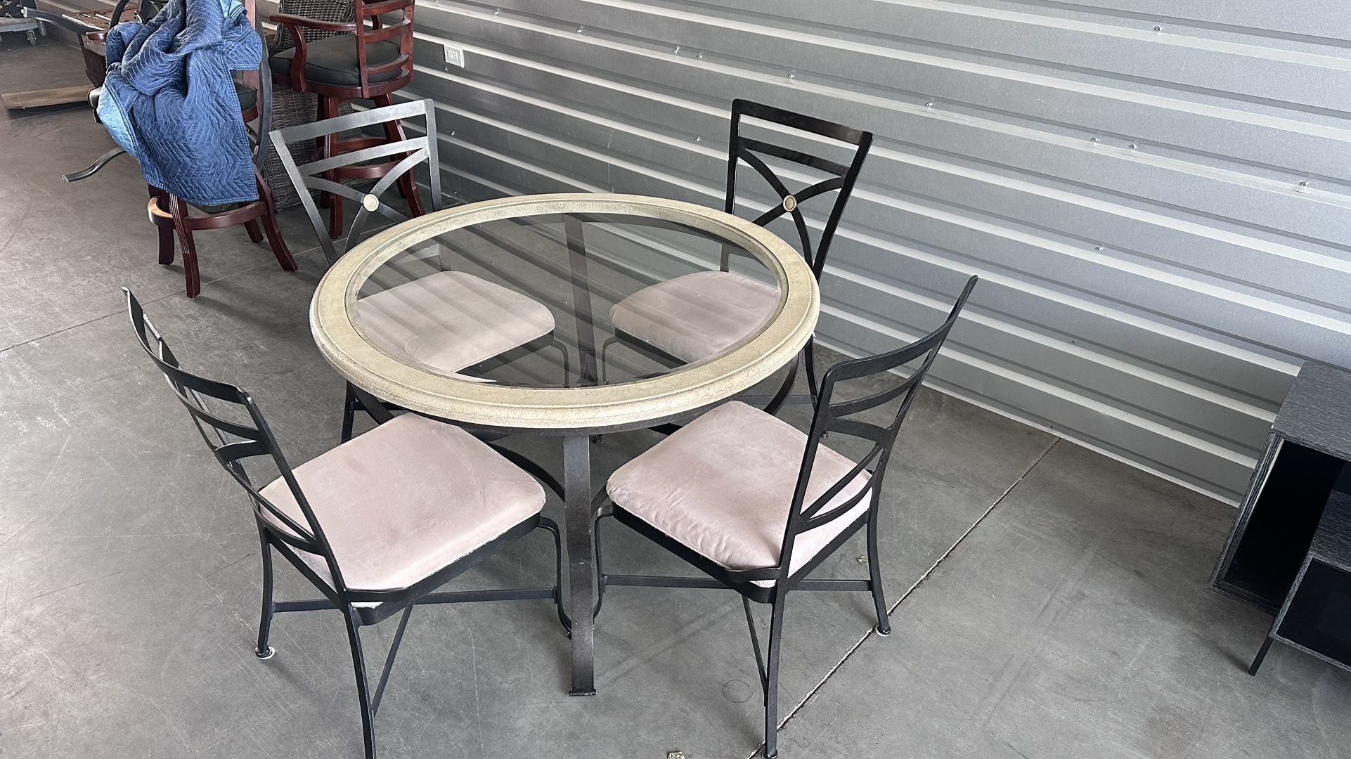 Roung Dining Table