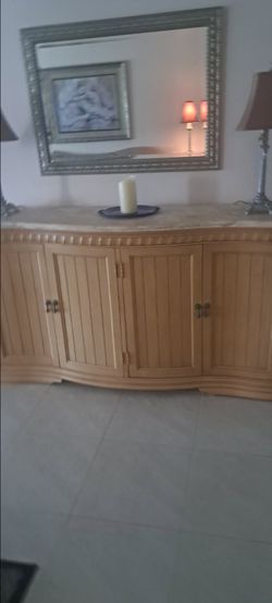 Broyhill elite series buffet ,4 matching chairs and avrylic/lucitetable/