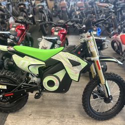 Venom Pro 1600W Electric Dirt Bike 25MPH/2 Hour Run Time.