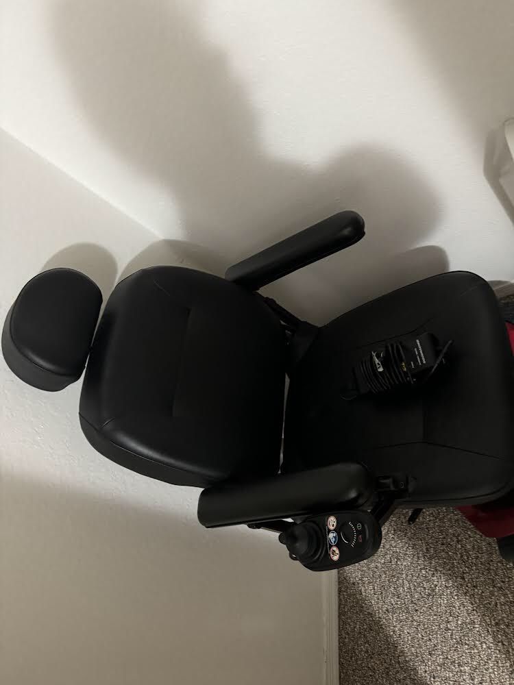 Barley Used Jazzy Elite Es  Powerwheel Chair  !!Best Offers