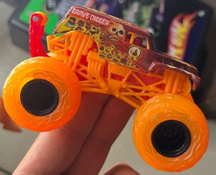 Monster Jam Grave Digger Wheelie Bar Elementals Fire 1:64 Series 18 Orange Flame