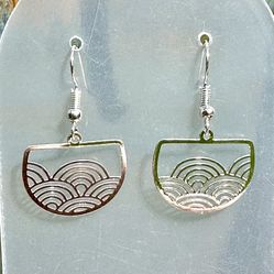 🌚 Gorgeous silver tone arches hills design earrings ($10) and pendant ($6)