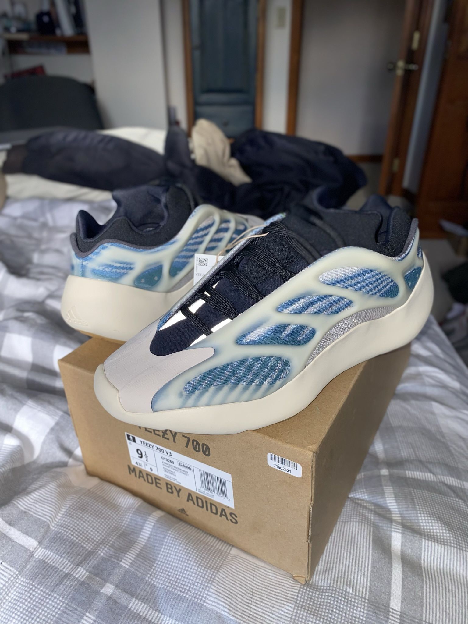 Adidas Yeezy 700 V3 Kyanite 9.5