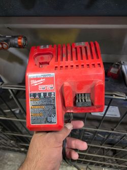 Milwaukee M12 M18 Battery Charger. Model / Cat. No.: 48-59-1812).