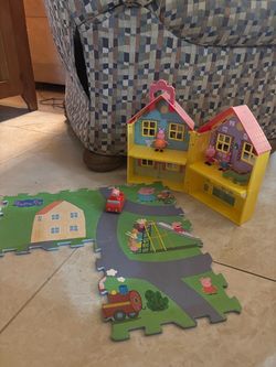 Peppa Pig Fold-Away House with Figures and Play Mat Set - See My Other Items 😀