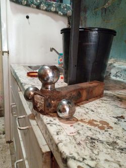 Ball hitch