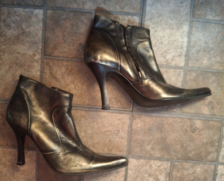 LADIE'S  LEATHER BLACK & GOLD SHIMMER BOOTS/SIZE 7B
