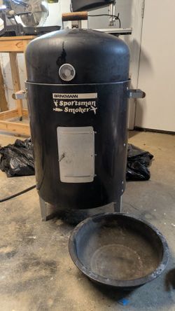 Charcoal grill smoker with charcoal