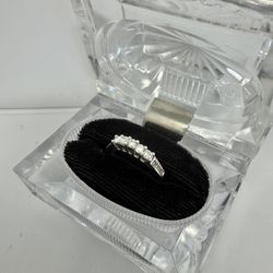 14kw Round & Baguette Diamond Ring
