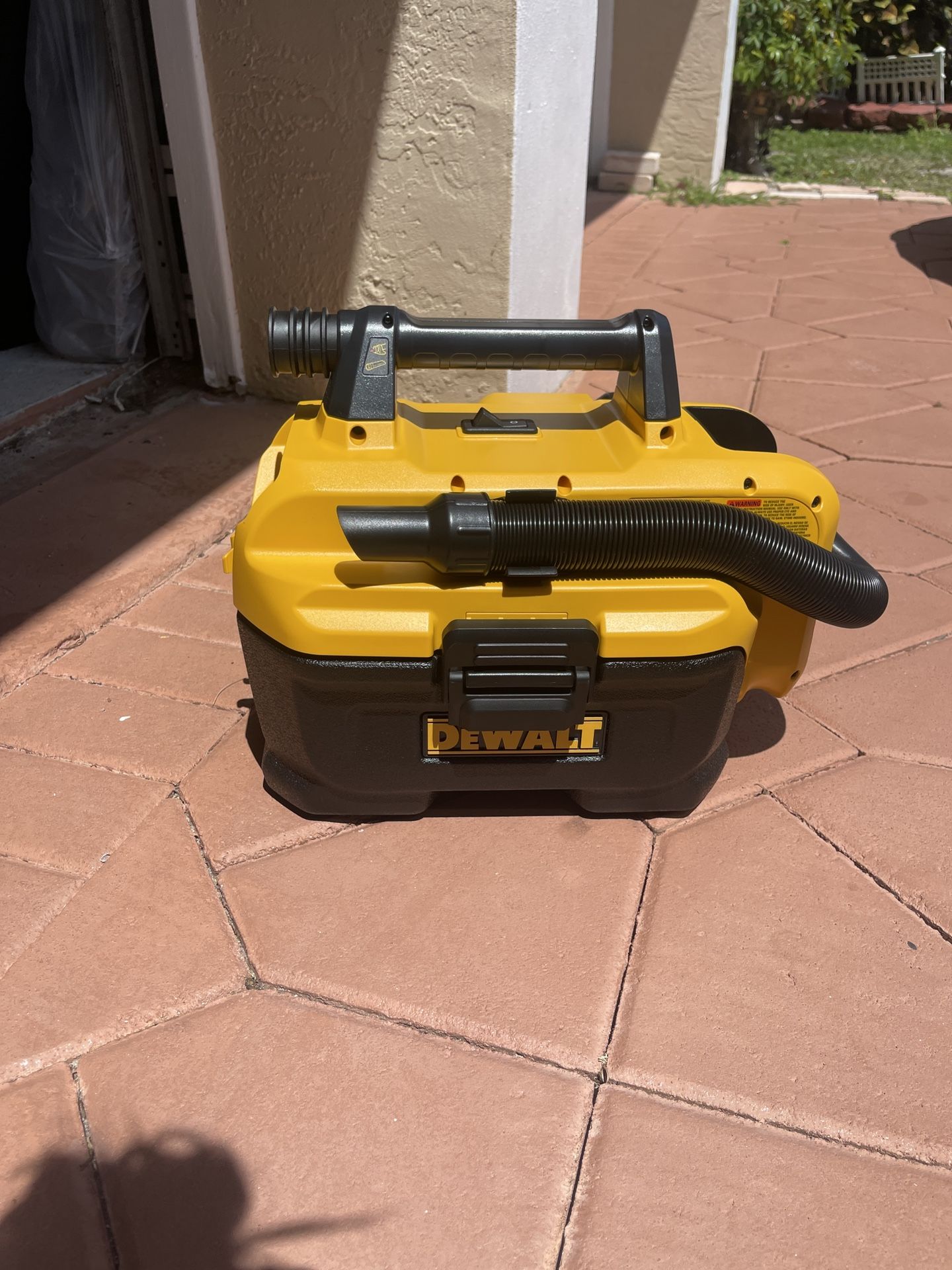 Dewalt 2 gallon (7.5 L) CORDLESS WET -DRY VAC