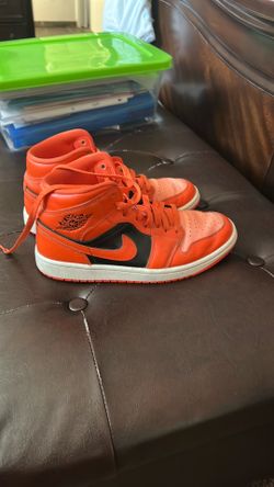 Men’s 8.5 Orange n black mid air Jordan 1s