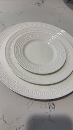 Wedgewood  itaglio/White Embossed Ceramic Plate Set