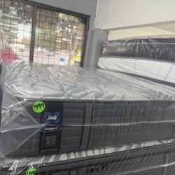 QUEEN SIZE SEALY POSTUREPEDIC PLUS MATTRESS & BOX SPRING BED SET