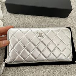 Chanel Classic Long Zipped Wallet Silver for Sale in Las Vegas, NV - OfferUp