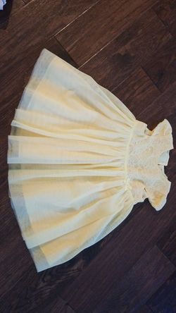 Beautiful yellow dress size 2/3 T