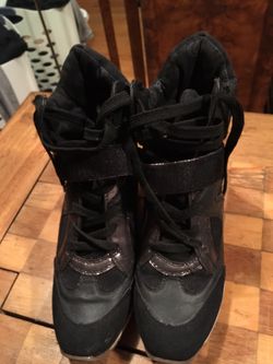 High heels women's sneakers size 8 in excellent condition