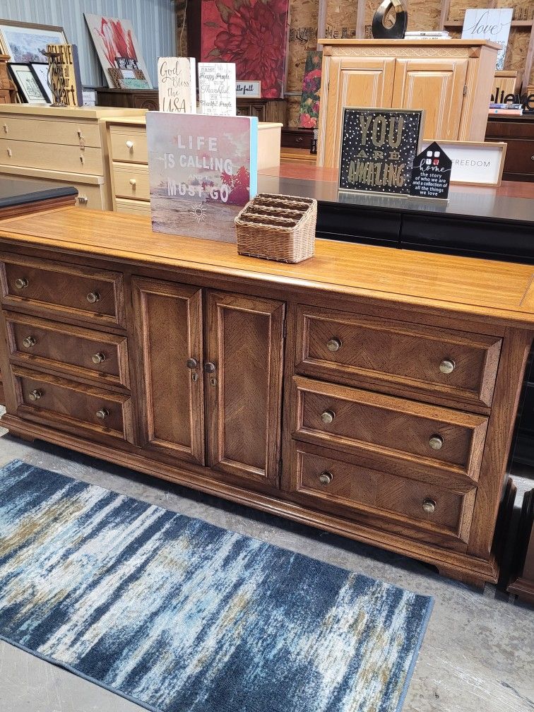 OLD SCHOOL DRESSER