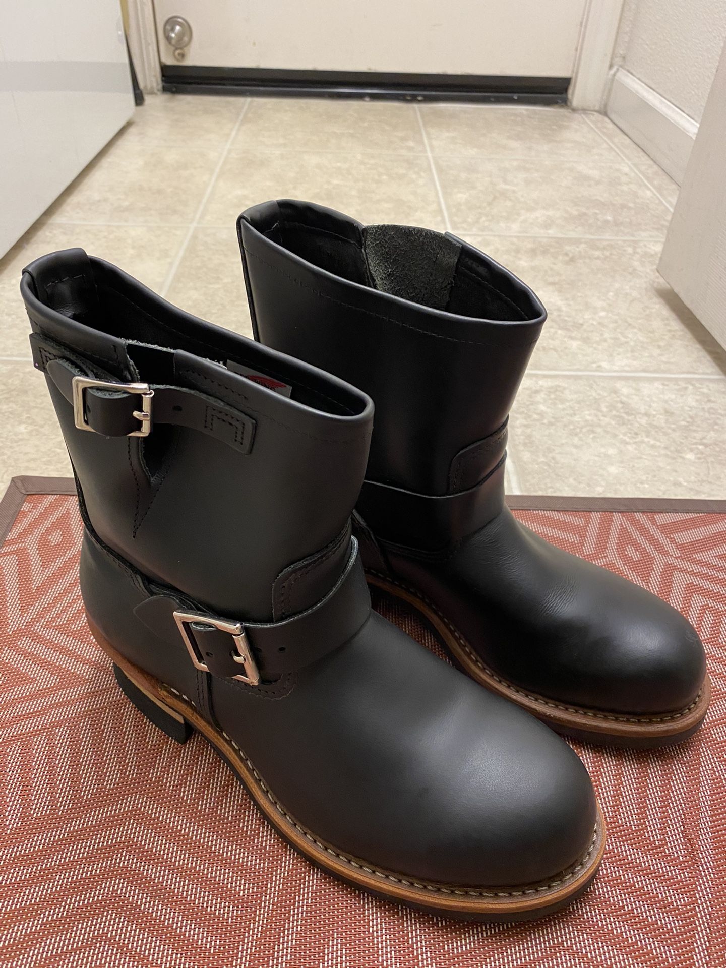 Red Wing Engineer Short Black Boot 2976 Size 8 D  Was a store display from Nordstrom... Shows light wear and the other boot has a small ding on the fr