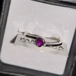 NEW Size 6 PANDORA with tag Ruby Red 52mm Sterling Silver Heart Ring
Comes with the black ring box that you see in the pictures. 
