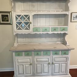 Country Style Dresser With Hutch