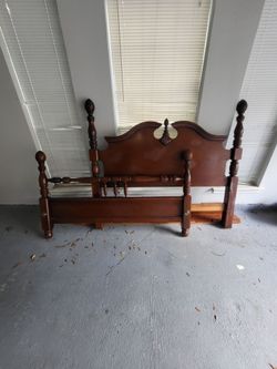 Queen solid wood bedfeame with pineapple details