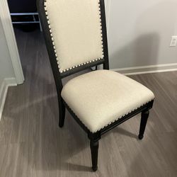 Dinning Room Chairs 4  30$ Each