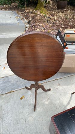 Mahogany Oval Tilt-Top Pedestal Side Table