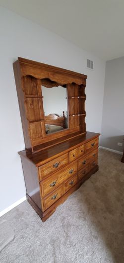 Bedroom Set w/ dresser, hutch/mirror, night stand, queen size headboard