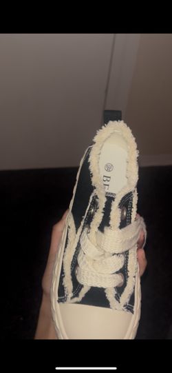 Casual black breathable fashion sneakers a size 5