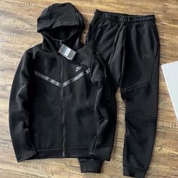 Nike Black Tech Fleece size L > Zip Hoodie/Joggers