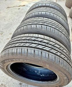 205/55/16 Kumho 📍📍 Vendo un set de llantas con 80% de vida las 4 📍🌟
