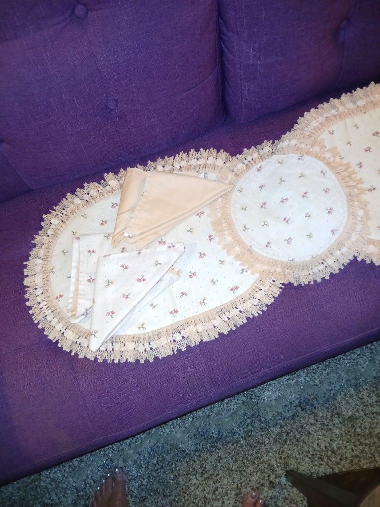 Handmade Placemats With Centerpiece And Napkins. Set Of 4.