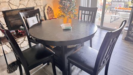 4 Chairs And Round Table 