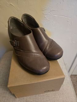 Clarks size 9 bootie style ladies shoes