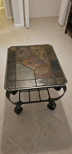 Modern wrought iron and tile-top end table. Mesa Centro Hierro Con Top De Piedra
