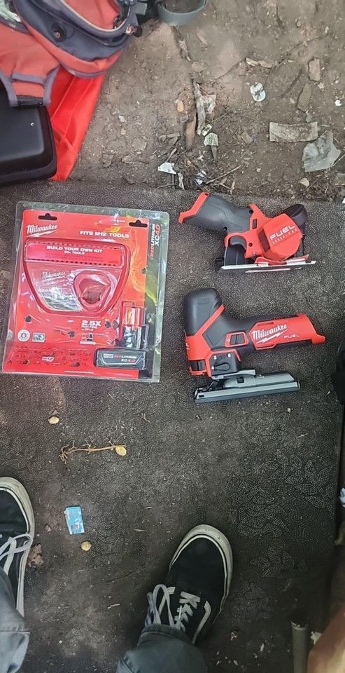 Milwaukee M12 Jig And Skill Saw Set With Extra Charger And Battery