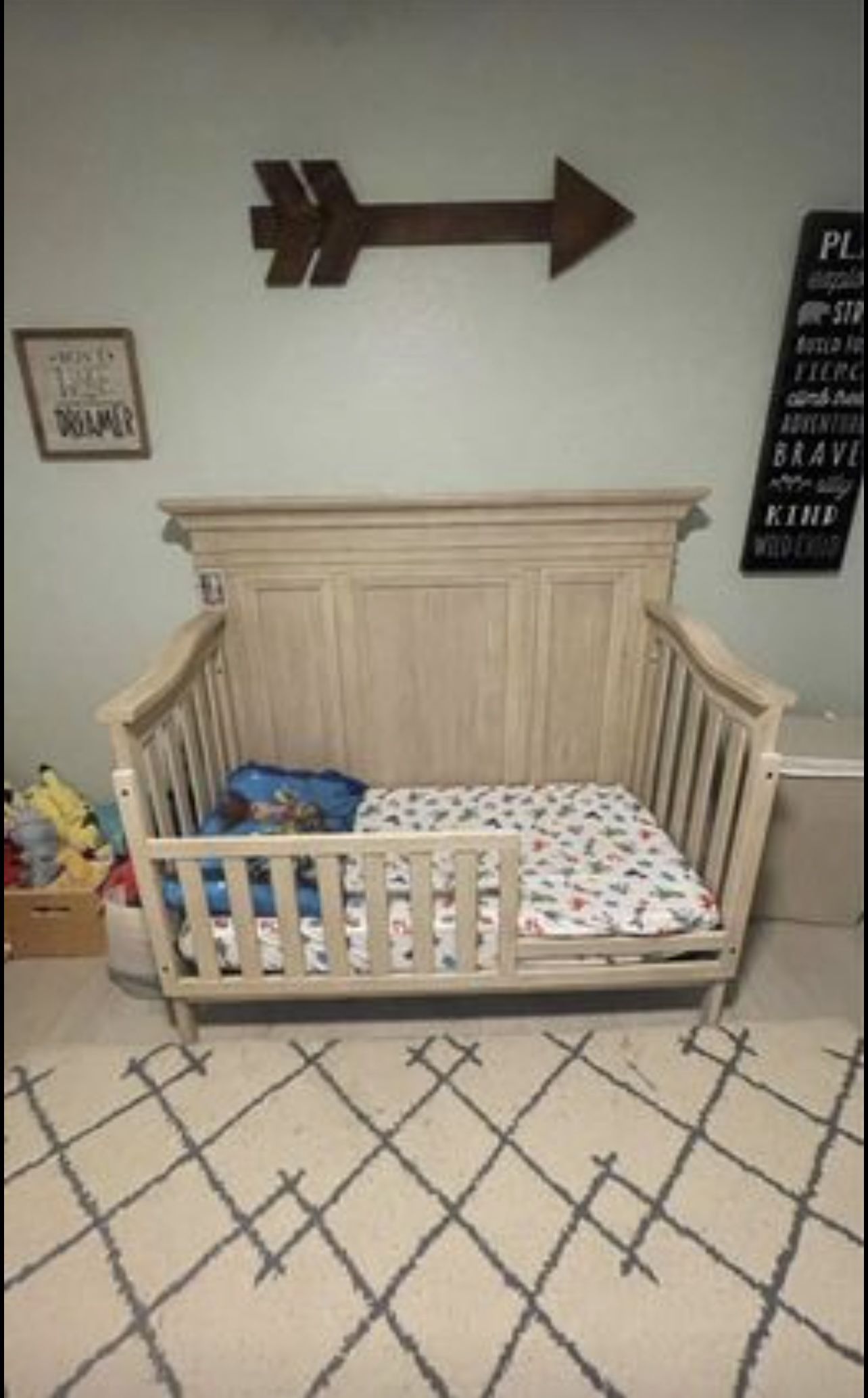 Oxford baby 4 in 1 convertible crib + changing table topper + toddler mattress