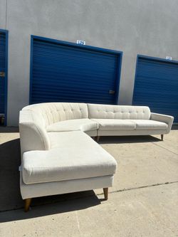 Living Spaces Sectional couch 🛻Delivery Available🛻